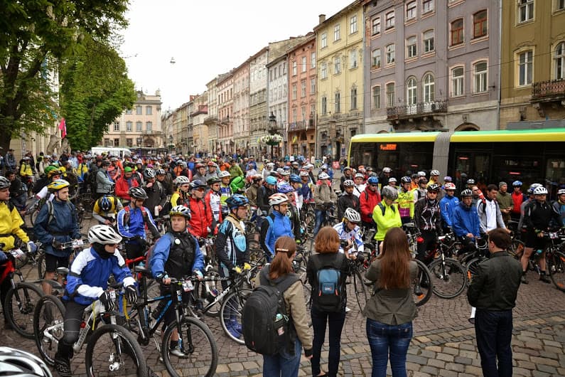 Група людей, що верхи на велосипедах на міській вулиці