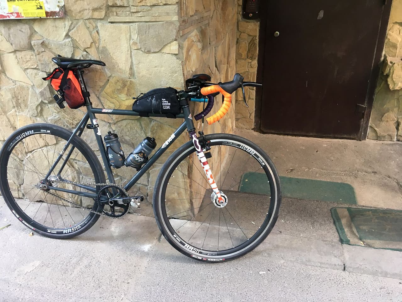 Велосипед, припаркований збоку будівлі