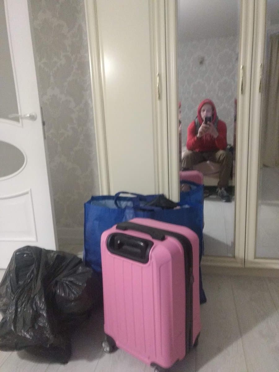 Сумка з багажем, що сидить поверх валізи
