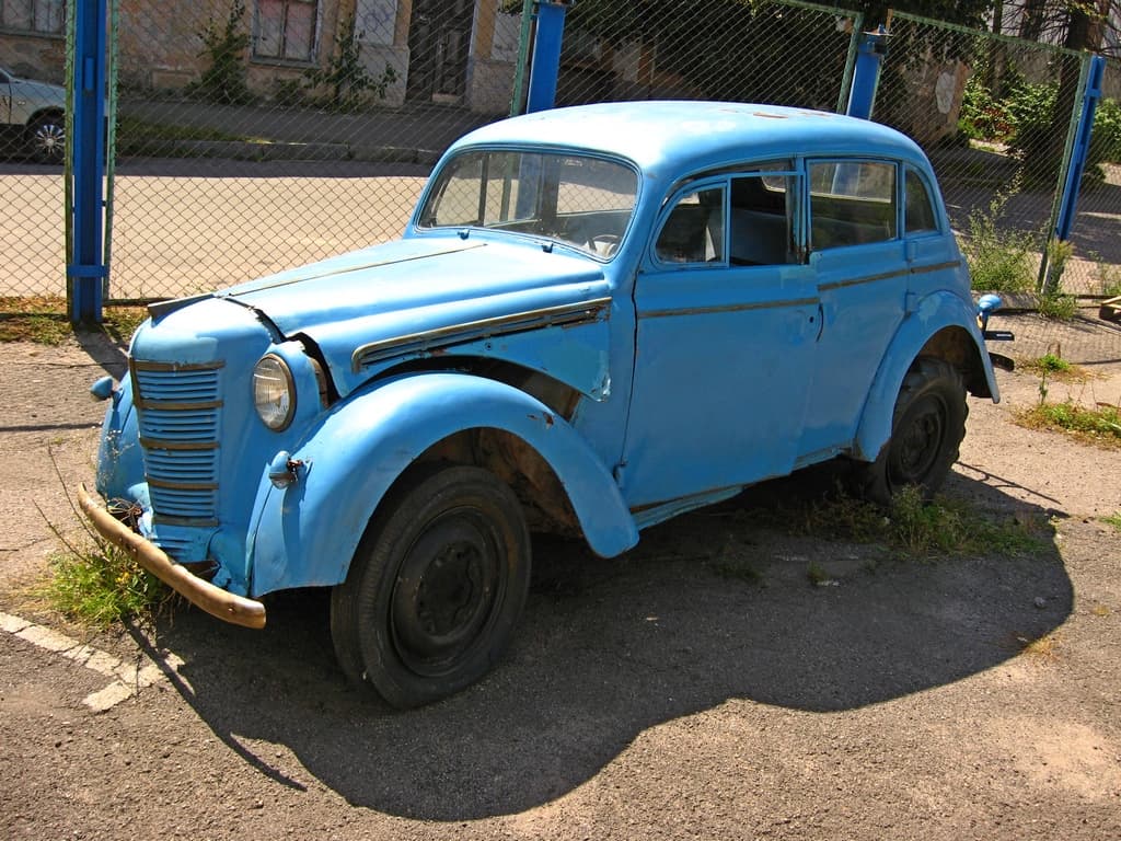 Вантажівка припаркований перед синім автомобілем