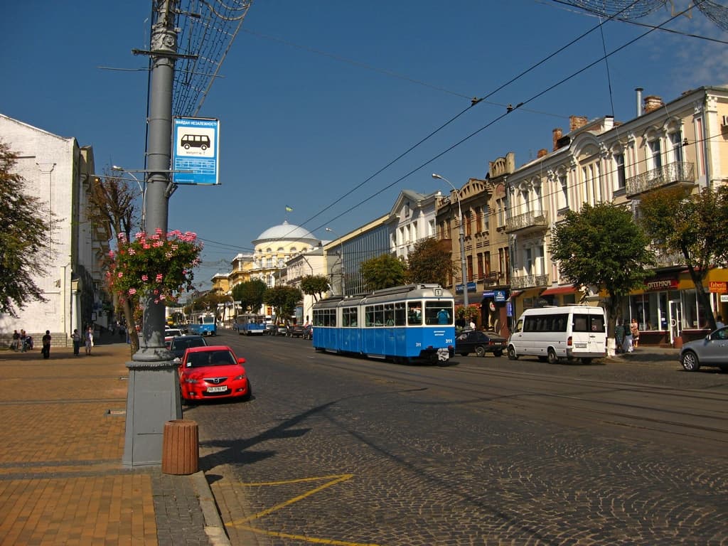 Автомобіль, припаркований на міській вулиці