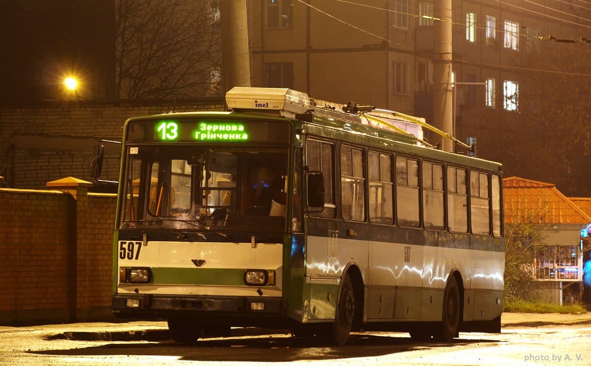 Автобус, що сидить на боці будівлі