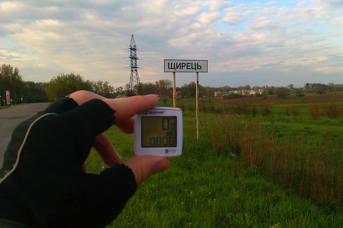 Чоловік тримає знак