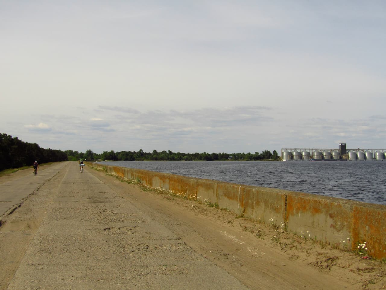 Дамба біля Орбіти. Завод «Нібулон»