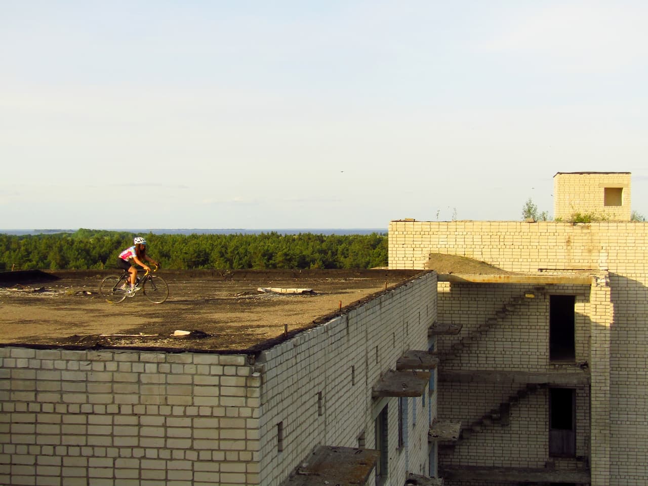 Катаємось на даху покинутого будинку в Орбіті