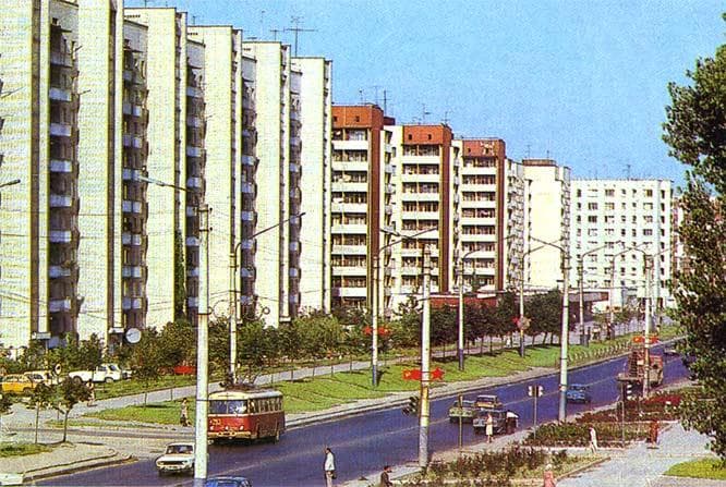 Висотна будівля в місті