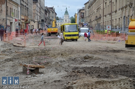 Автобус, припаркований перед будівлею