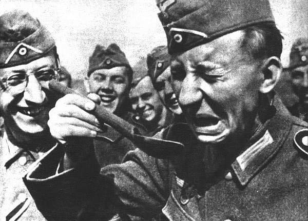 Група людей, які носять костюми