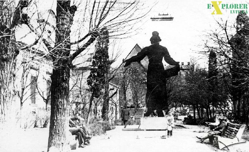 Чоловік їхав на сноуборді, засніжений ліс