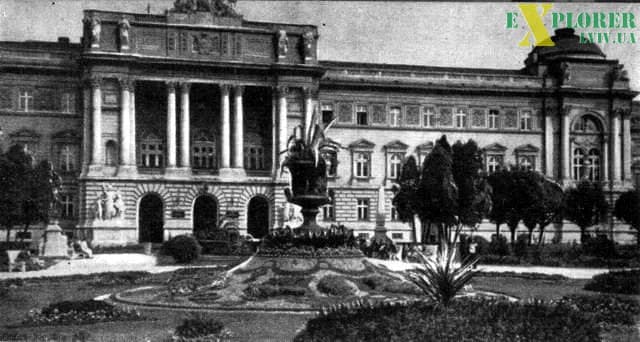 Чорно-біле фото старої будівлі
