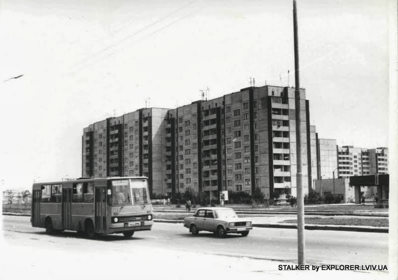 Автобус, що їхав по міській вулиці