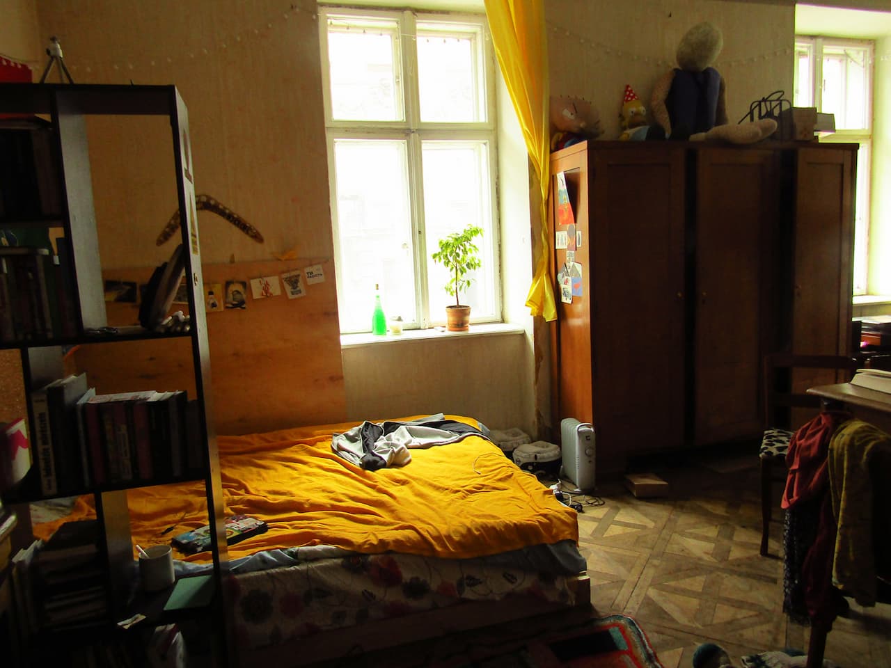 Спальня з ліжком і робочим столом в номері