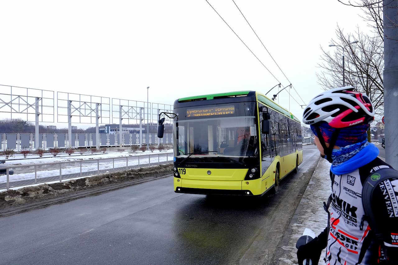 Тролейбус Електрон біля аеропорту