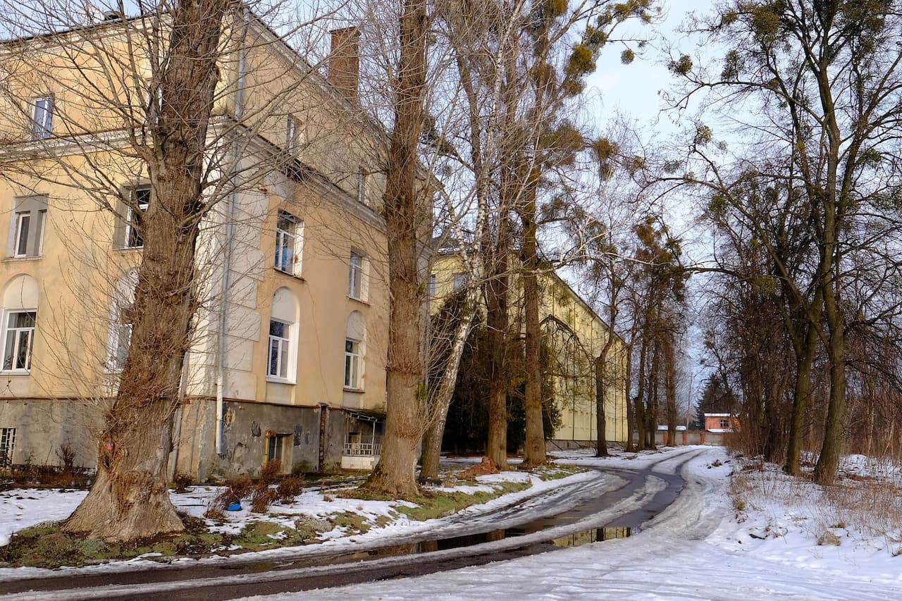 Будинок, покритий снігом