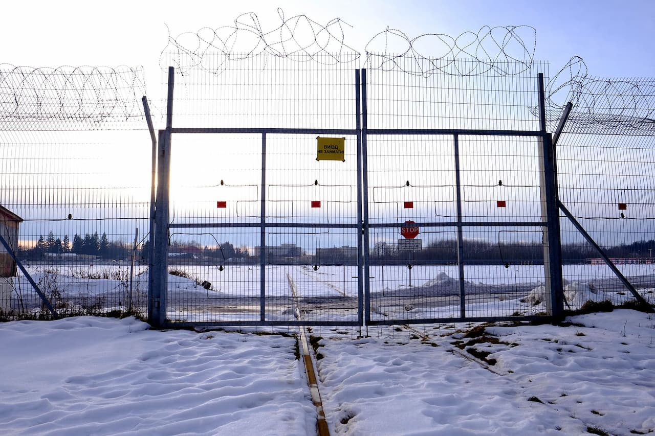 Залізнична колія через летовище аеропорту Львів