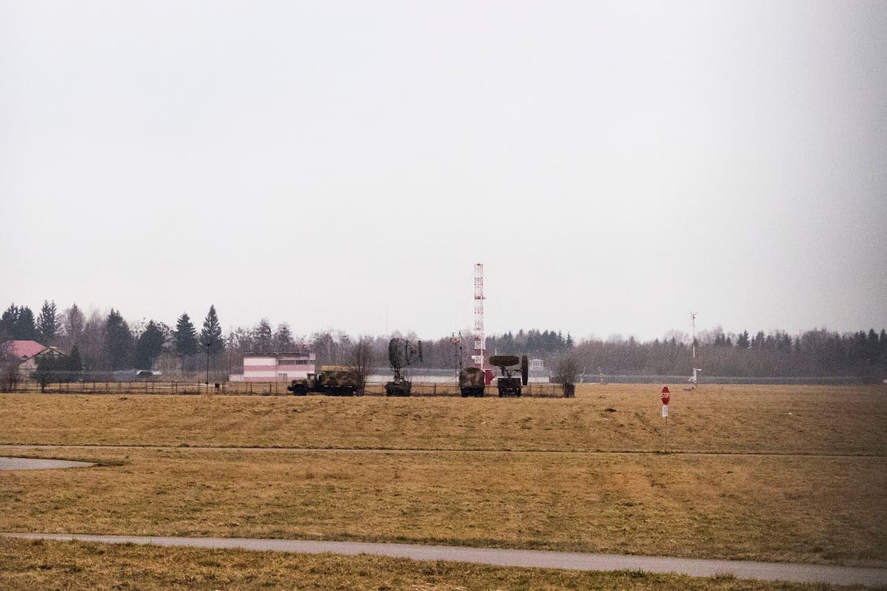 Група чоловіків на полі