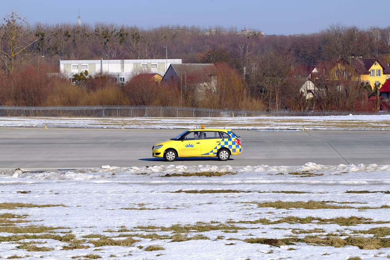 Жовтий автомобіль, припаркований на стоянці