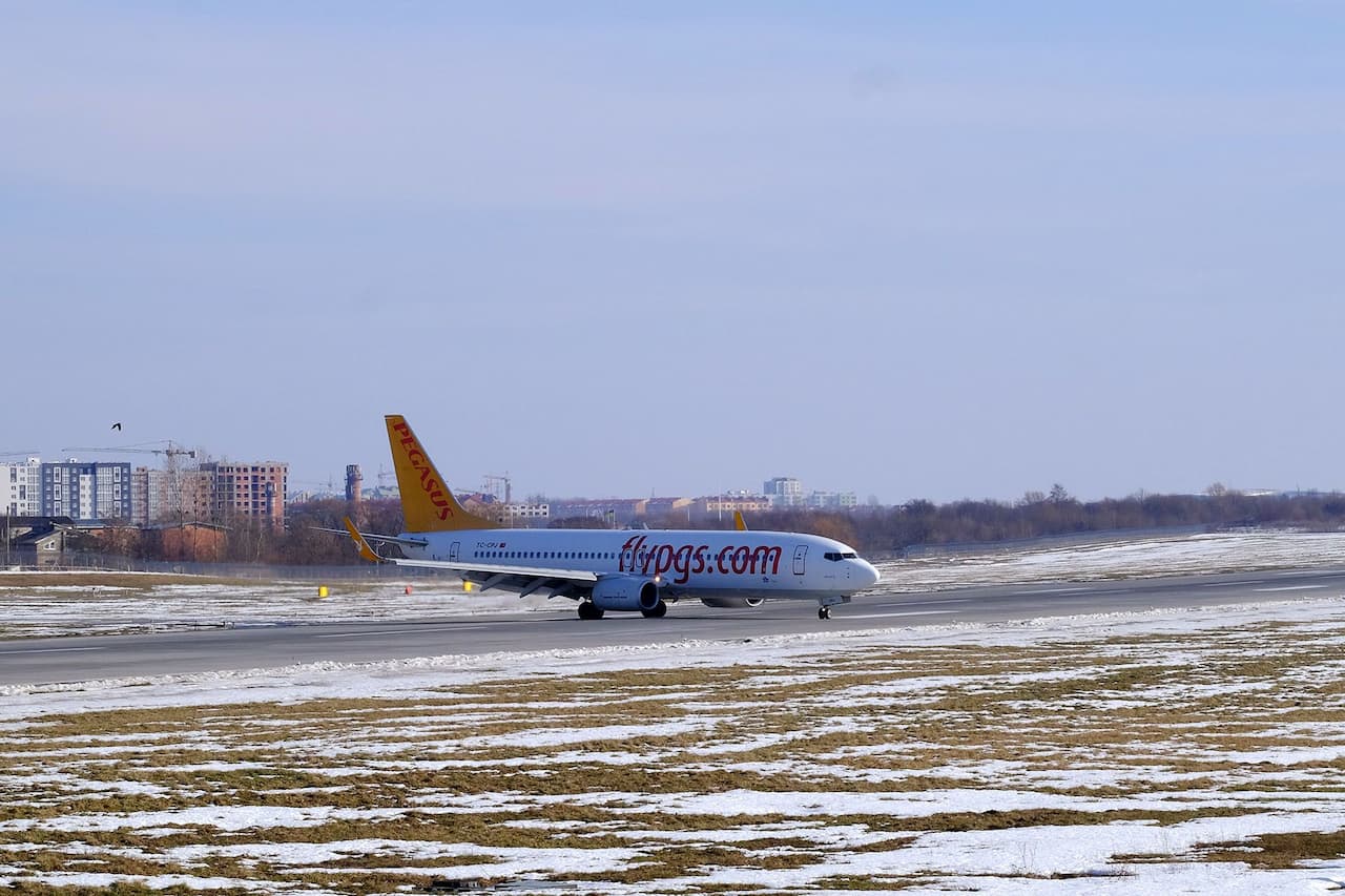 Літак, який припаркований поруч з тілом води