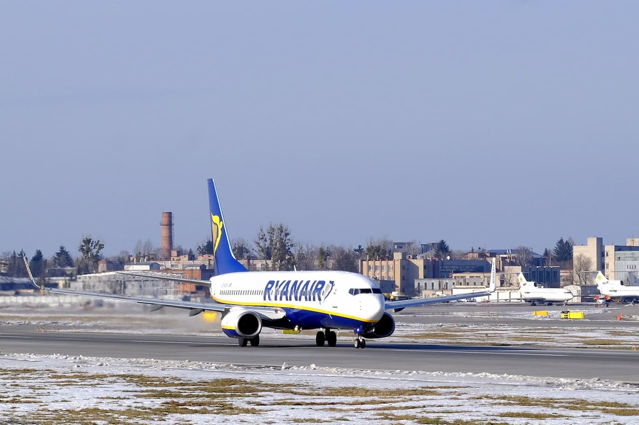 Літак, який зводить вниз по злітно-посадкової смуги