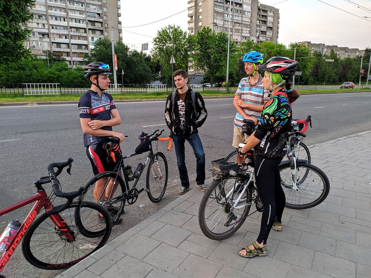 Група людей, які їдуть на задній частині велосипеда