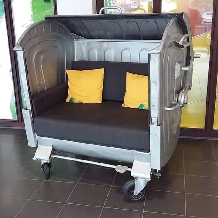 Кімната з диваном столом і дивлячись на камеру