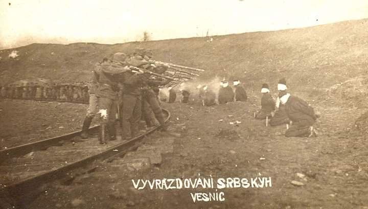 Старовинні фото групи людей у полі