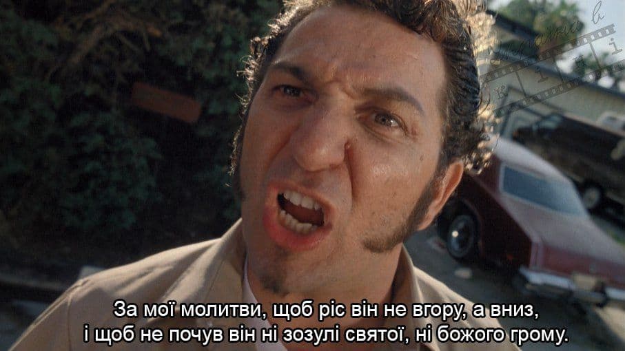 Чоловік, Усміхаючись за камерою