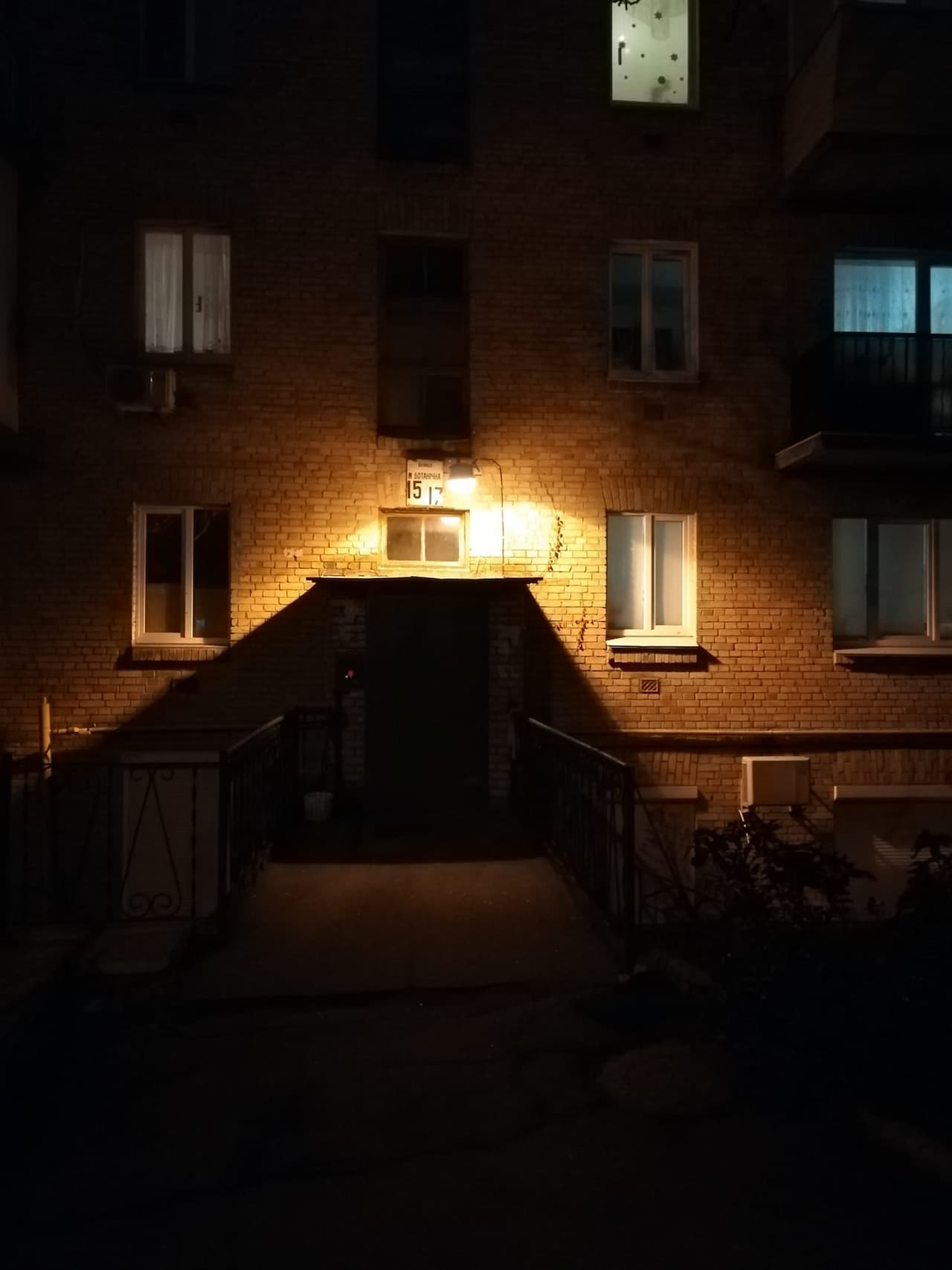 Будівля освітила вночі