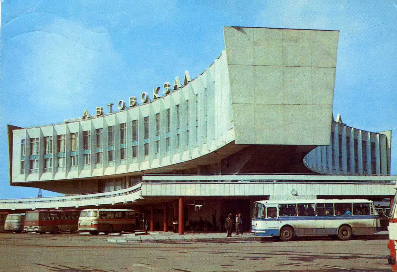 Автобус, припаркований перед будівлею
