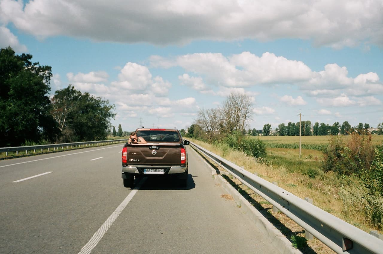 Автомобіль, що керує сільською дорогою