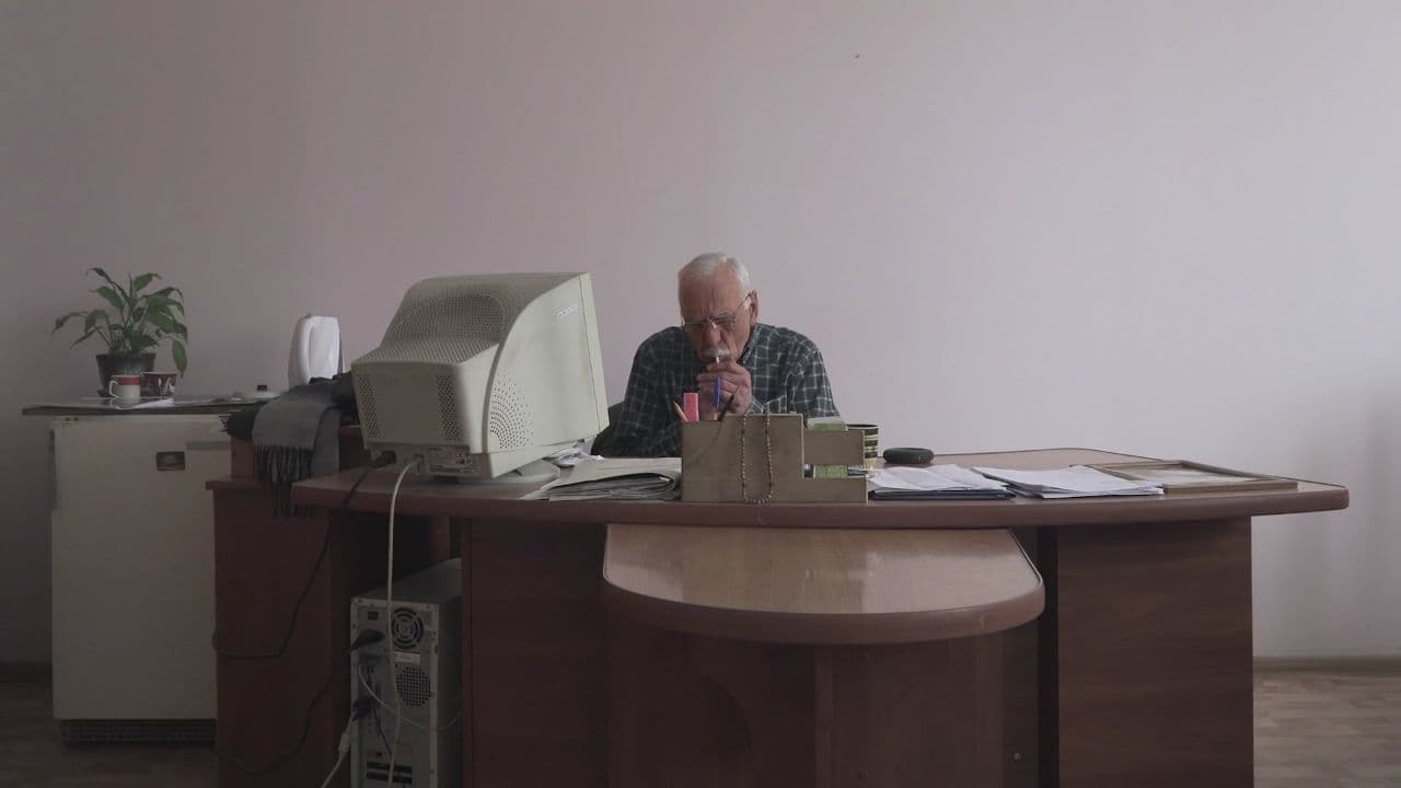 Людина, яка сидить за письмовим столом