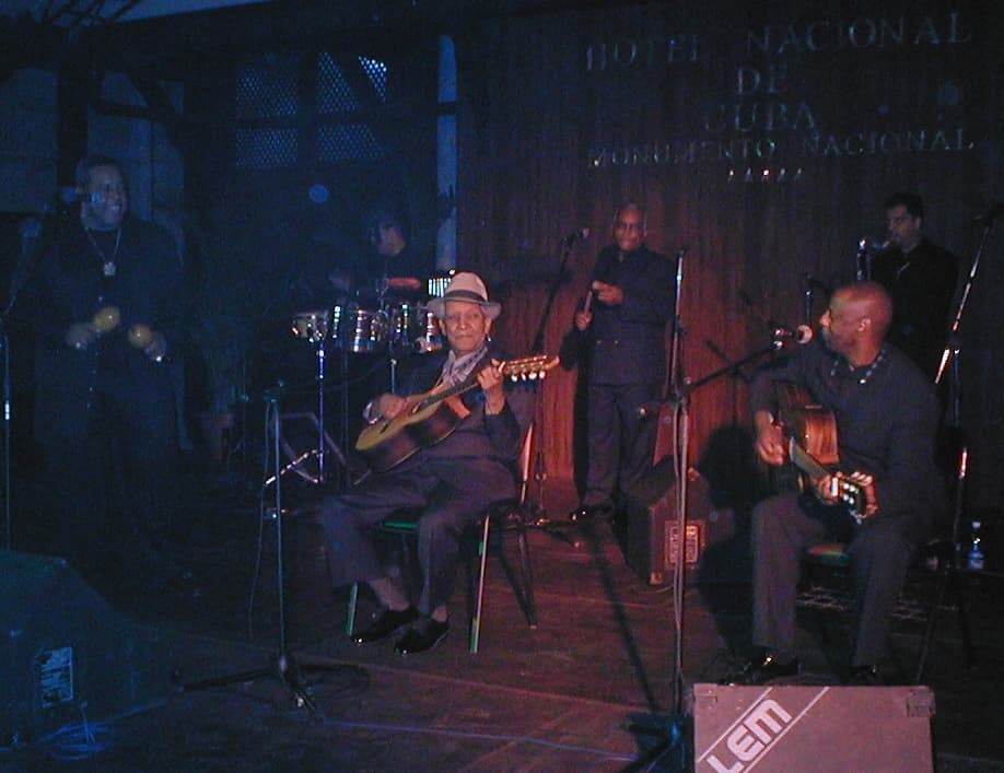 Compay Segundo та ін. стоячи на сцені