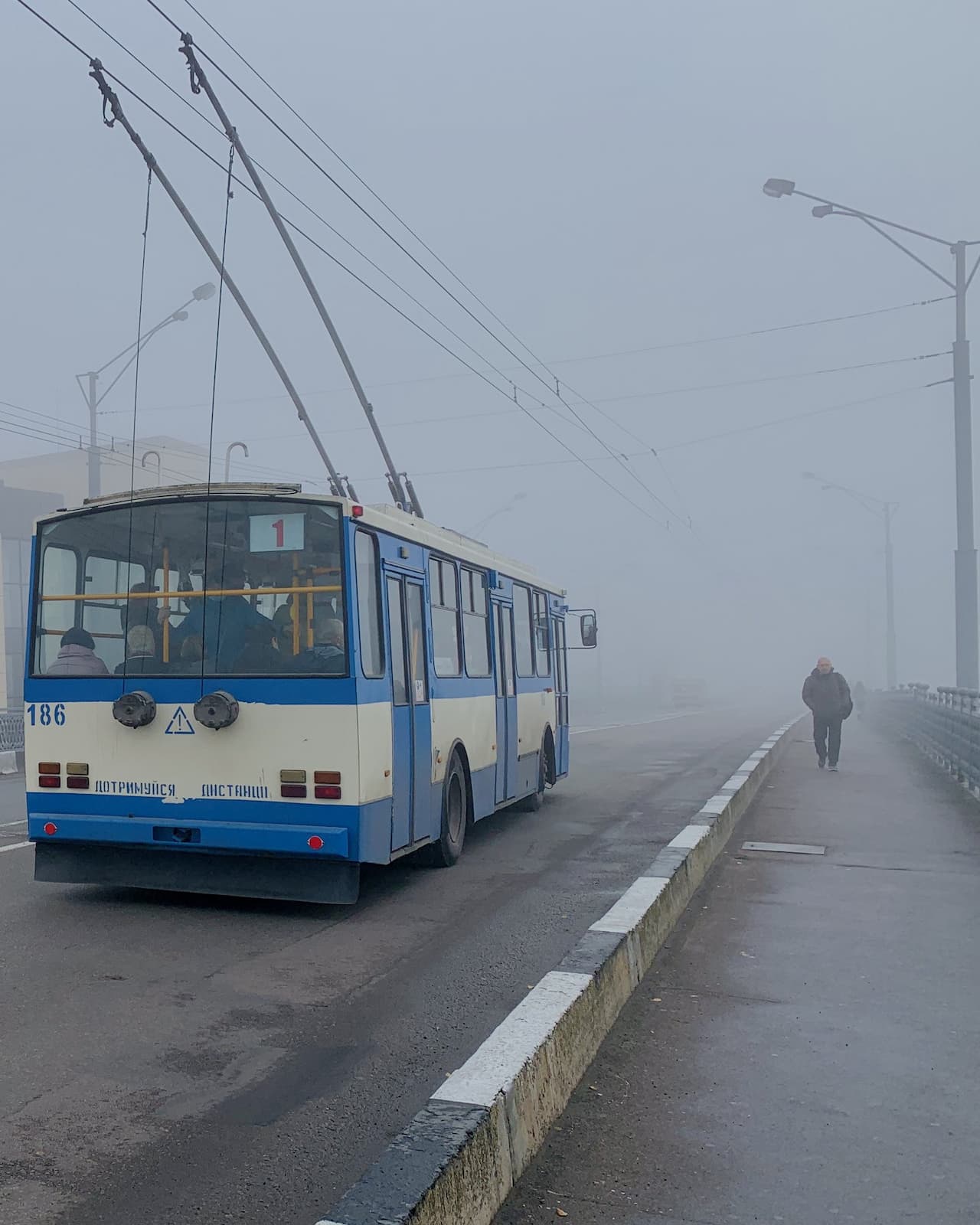 Автобус, який припаркований на узбіччі дороги