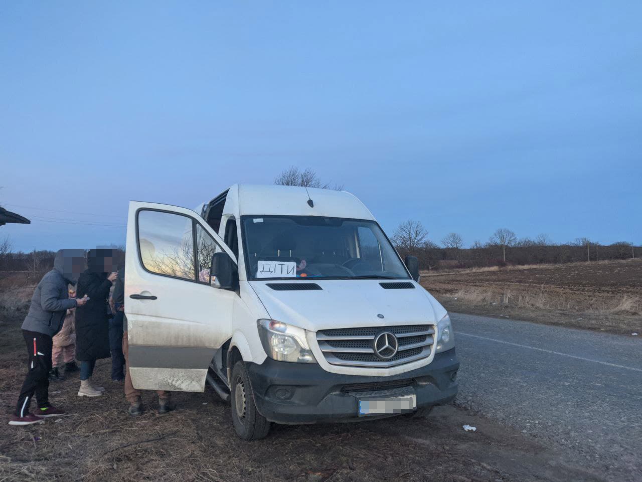 Чоловік, що стоїть поруч з автомобілем