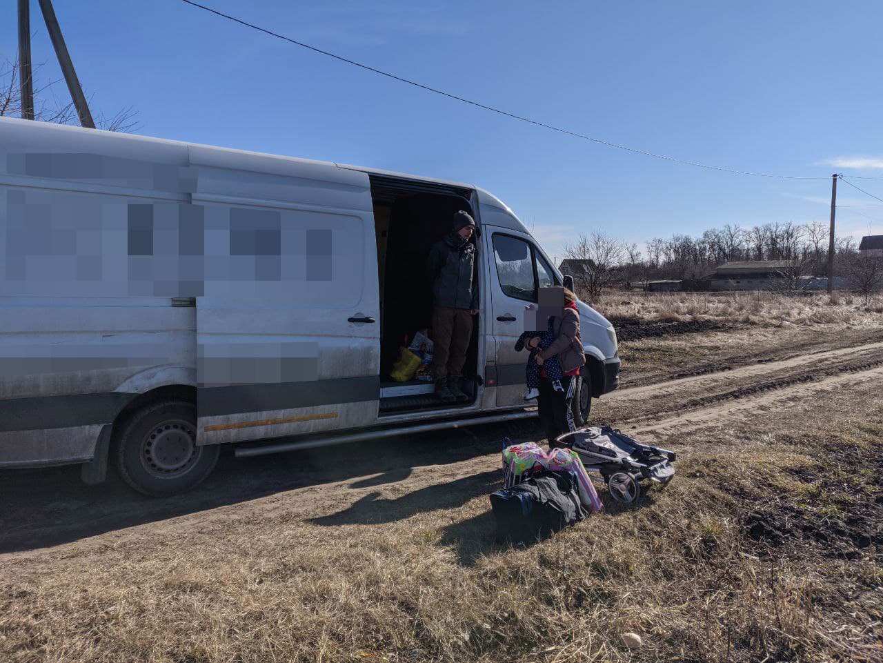 Вантажівка припаркована на узбіччі ґрунтової дороги