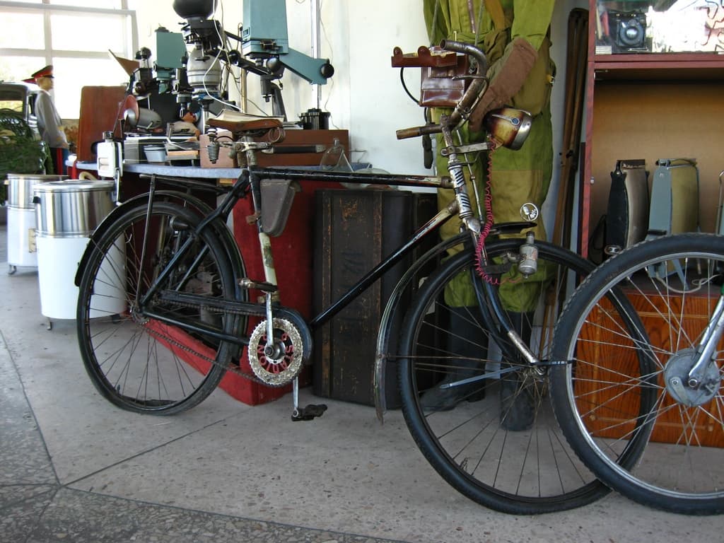 Старовинний велосипед у музеї у Вінниці