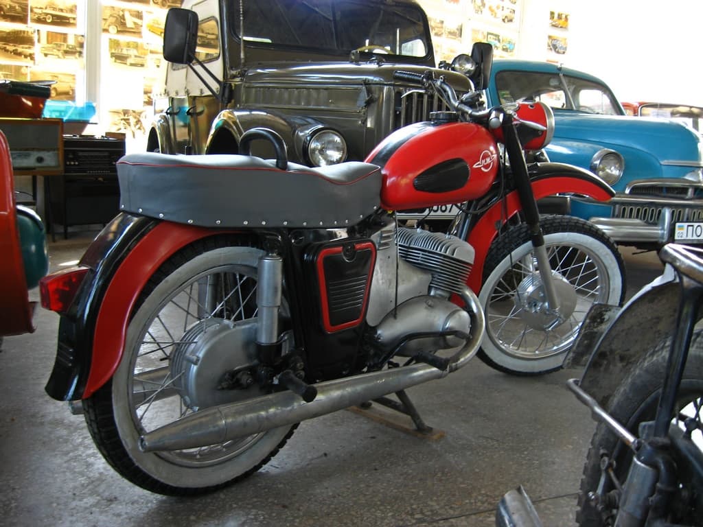 Мотоцикл, припаркований на стоянці