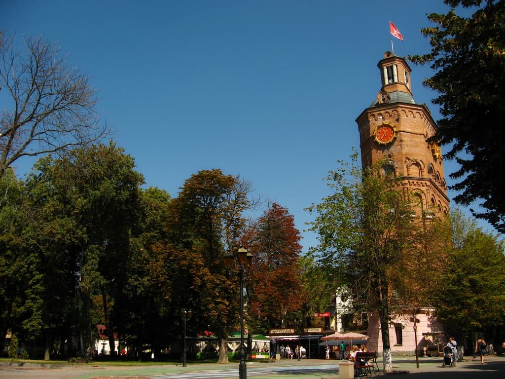 Велика башта годинника поруч з деревом