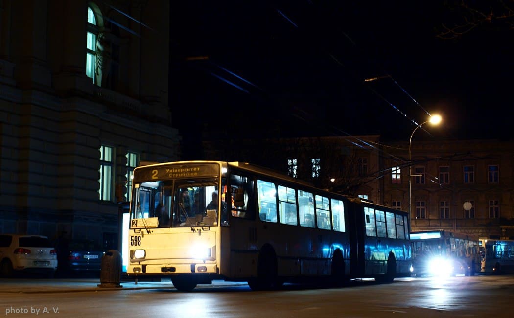 Автобус на міській вулиці вночі