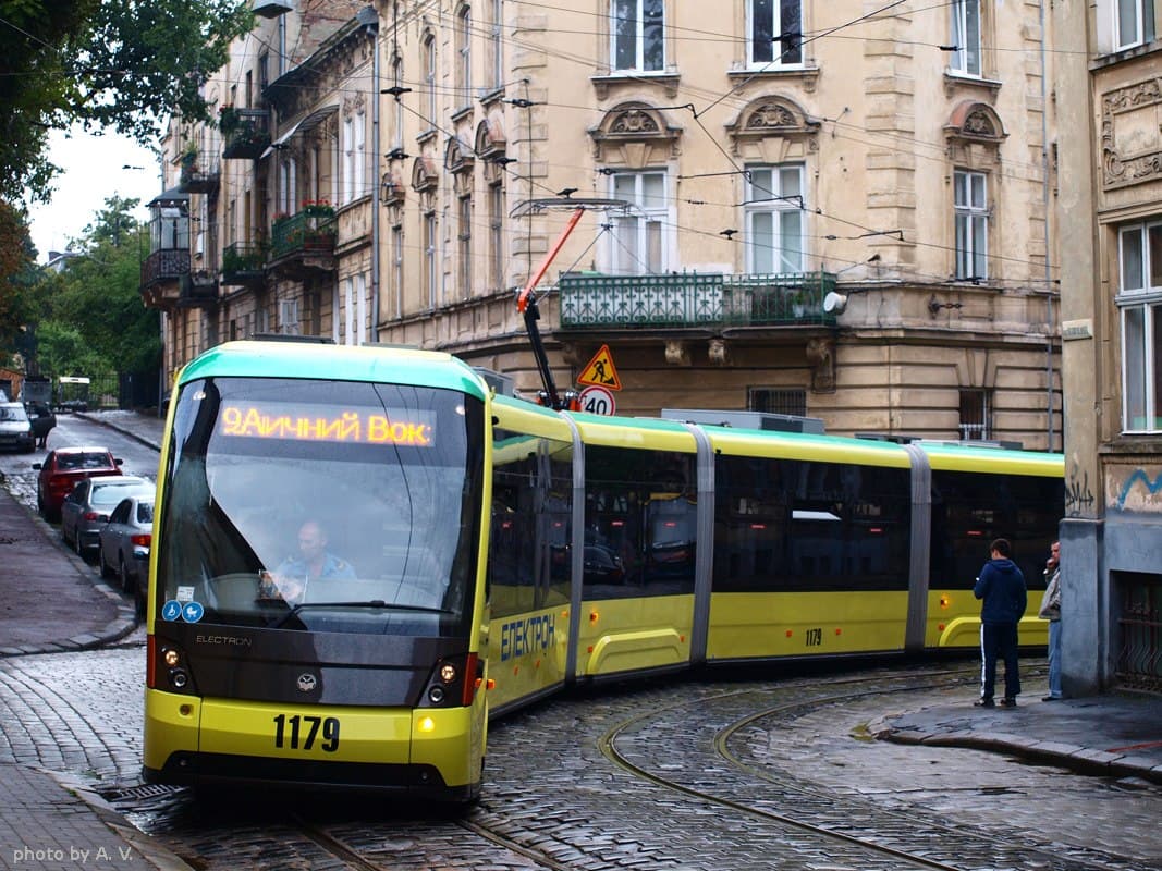 Громадський транзитний автобус на міській вулиці