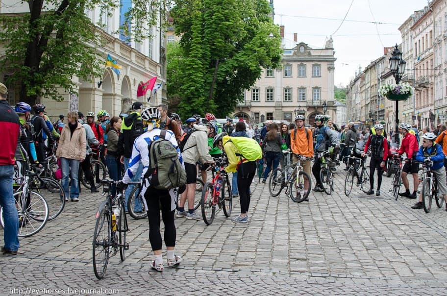 Група людей, що верхи на велосипедах на міській вулиці