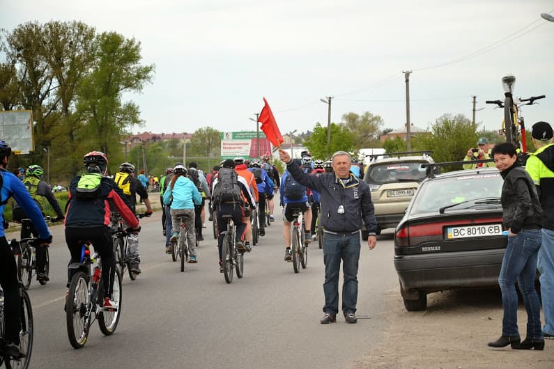 Група людей, які їдуть на задній частині велосипеда