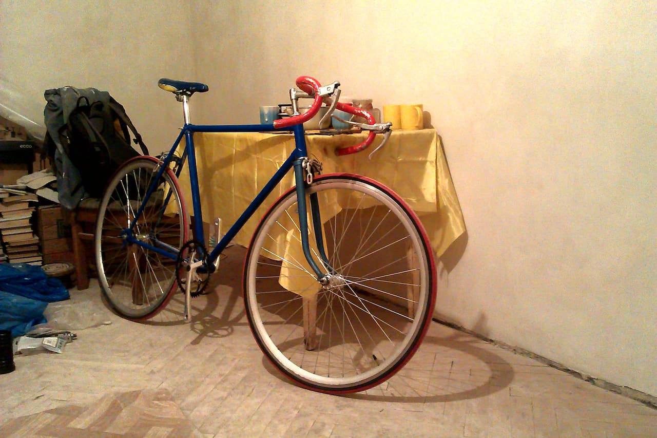 Велосипед, спираючись на стіну