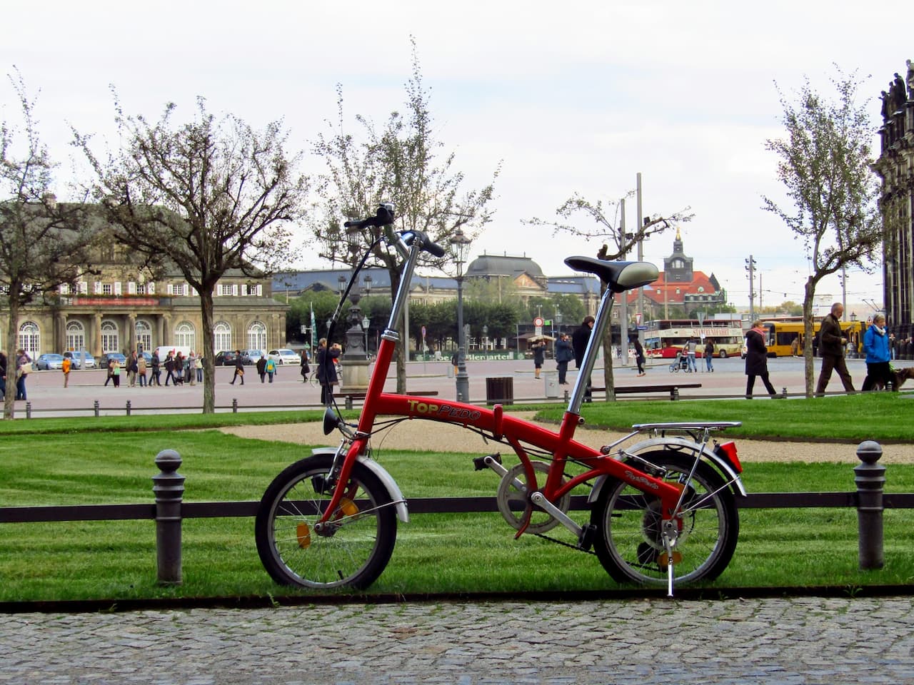 Велосипед, припаркований у парку
