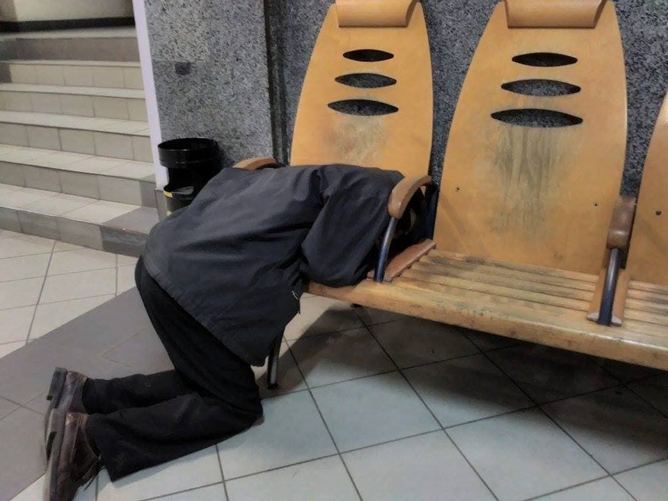 Божм спить на вокзалі в Ковелі