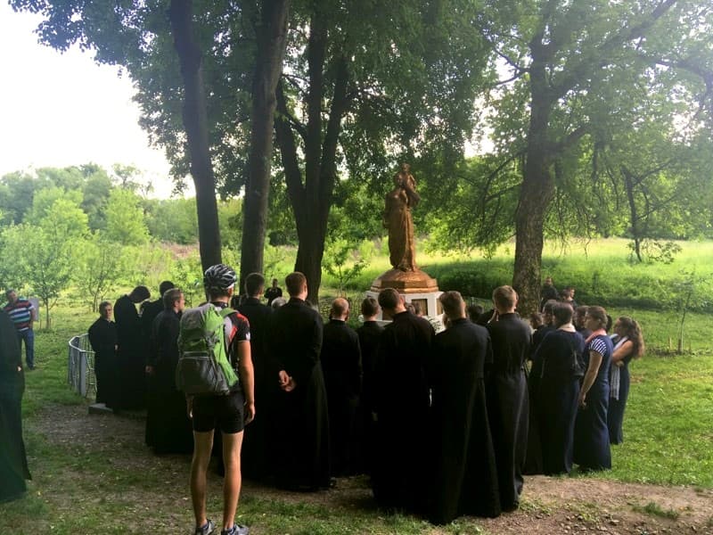 Група людей, що стояли біля дерева