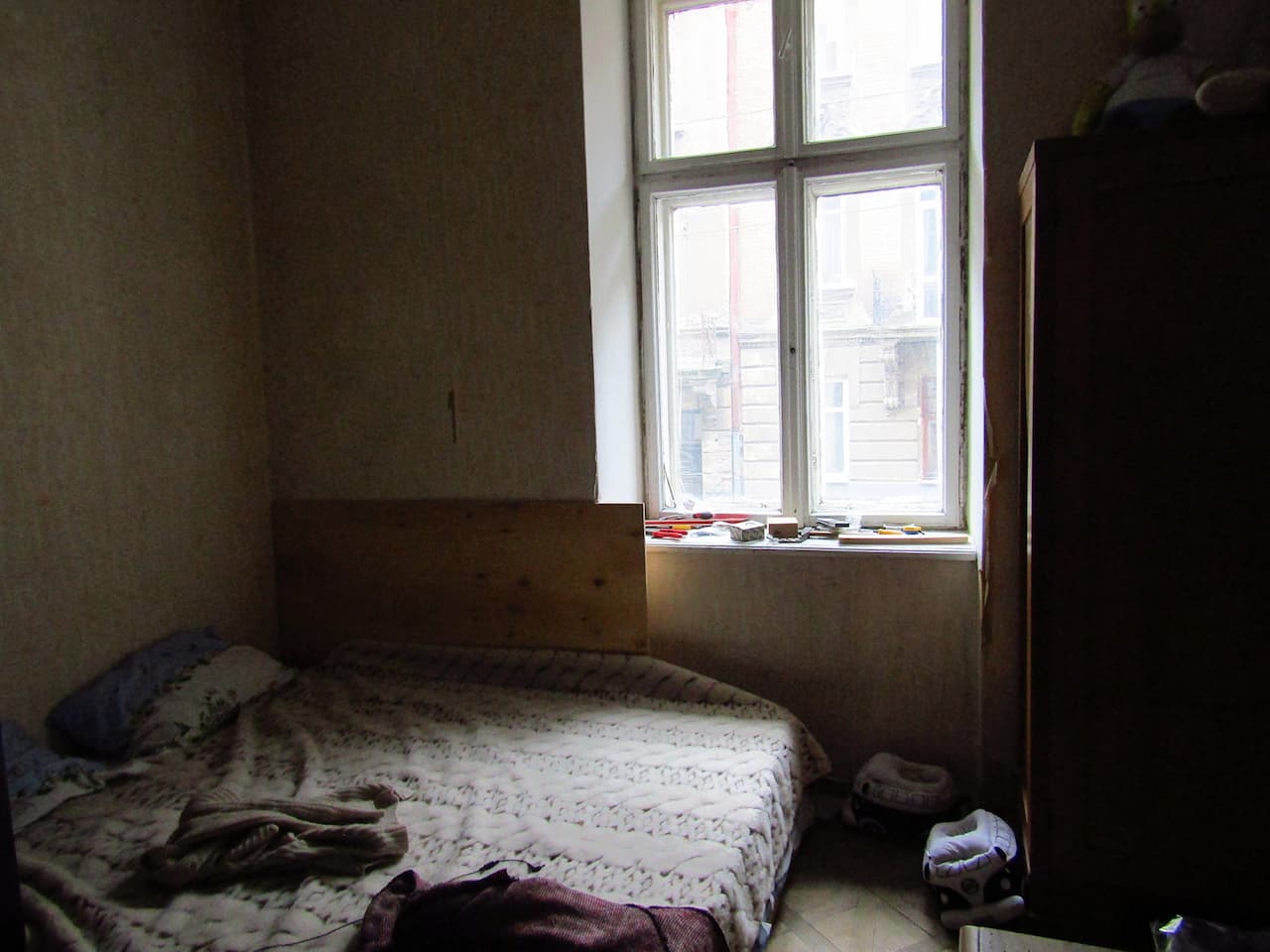 Спальня з ліжком і вікном