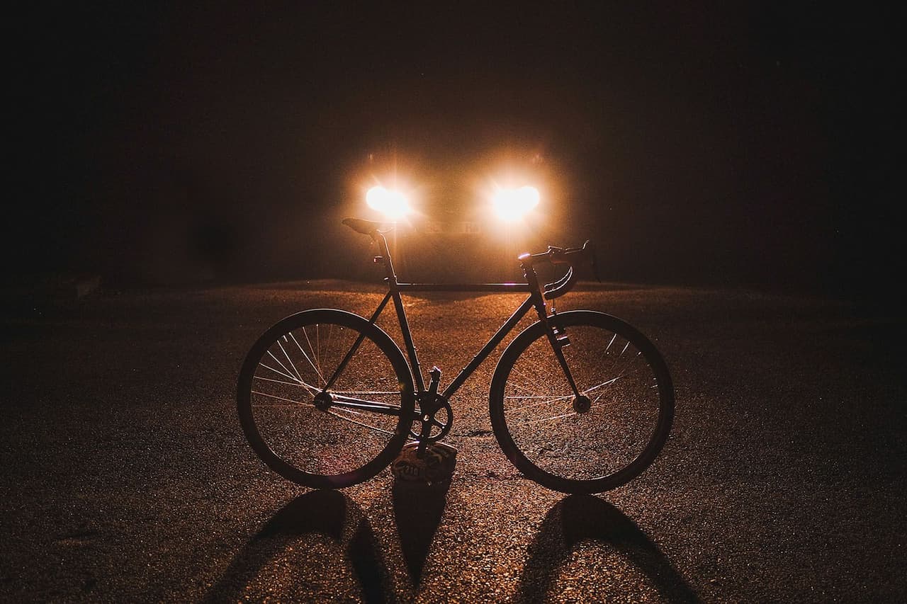 Велосипед, припаркований на узбіччі дороги