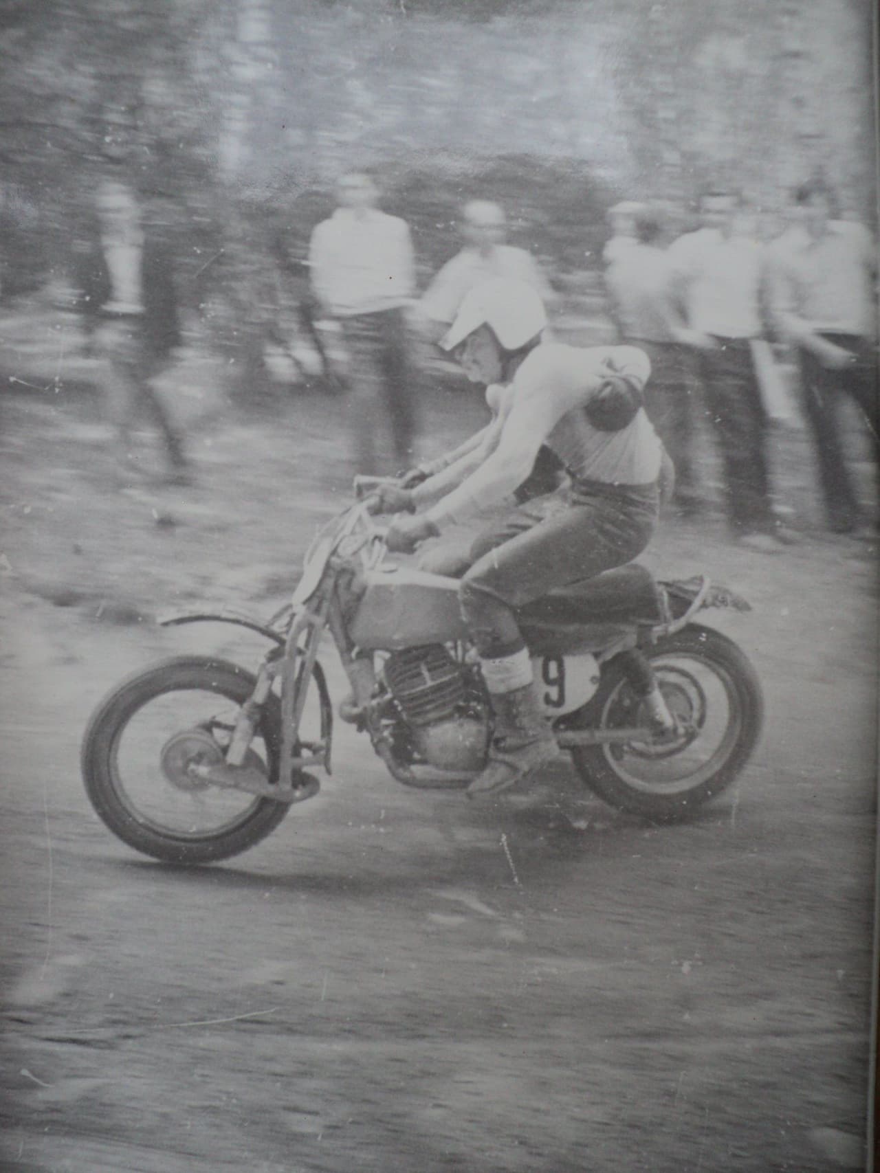 Чоловік верхи на задній частині мотоцикла