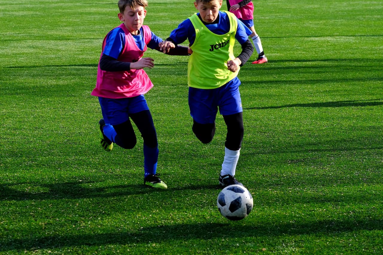 Діти грають в футбол